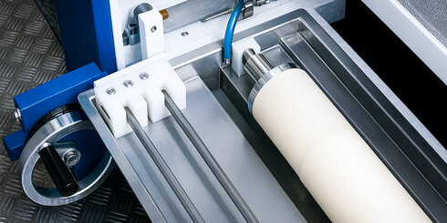 The wet gluing device features an optimized squeegee application system and an automatic glue feeding pump for precise and efficient operation.