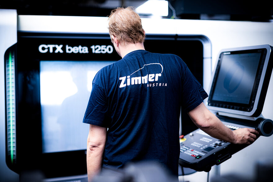 ZIMMER AUSTRIA Klagenfurt stand for high-quality contract manufacturing. With modern machinery and a highly skilled team, we produce everything from individual parts and welded structures to complete modules and machines – in both small and large series. Customers benefit from our experience, precision, and efficiency at every stage.