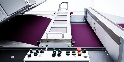 Tensionless fabric transport with lattice roller and air edge control