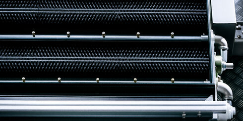 The printing blanket washing device features high-quality brushes and an advanced water recycling system, reducing fresh water consumption to a minimum.